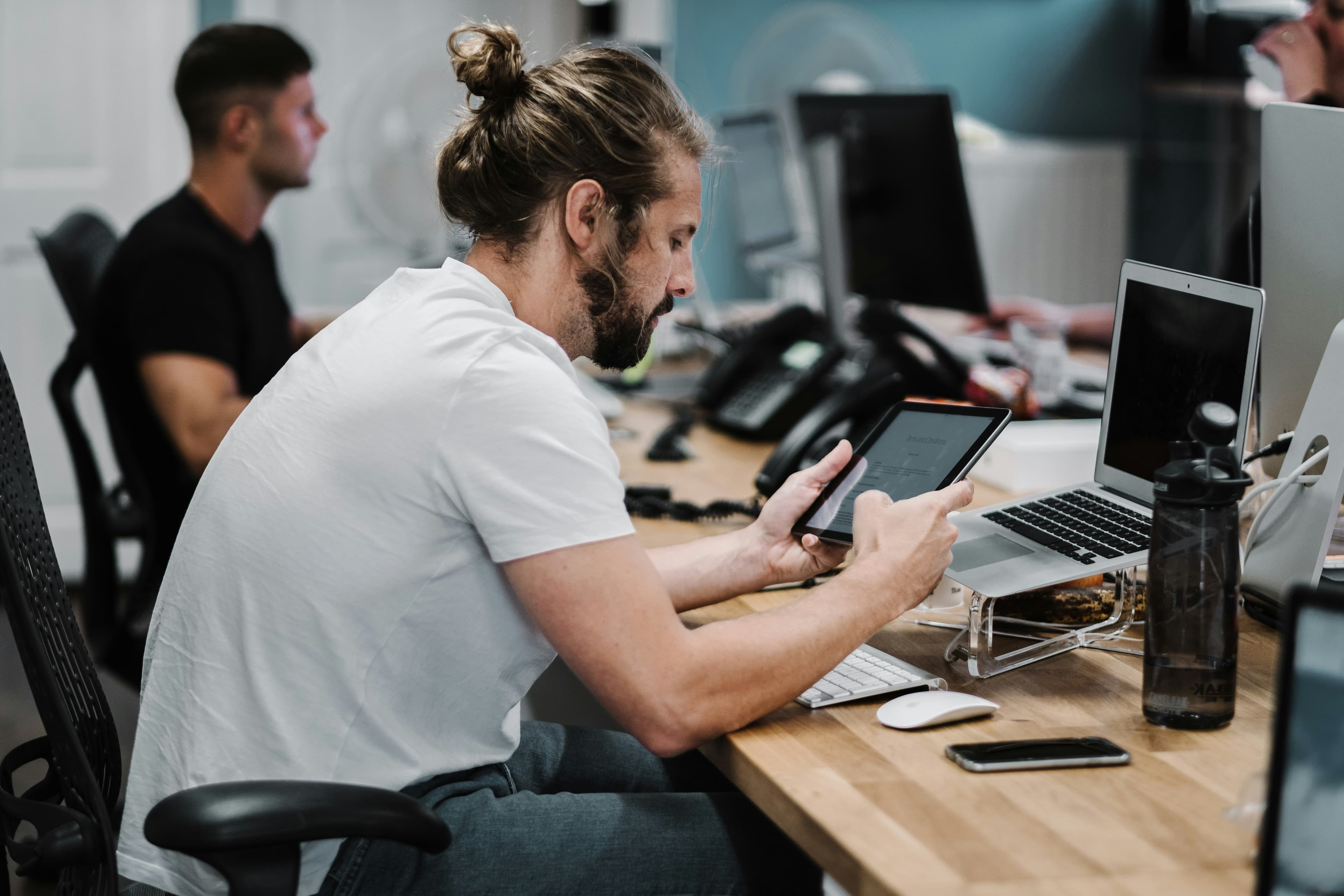 Papierloses Büro in KMU: Effizienz steigern, Ressourcen sparen – studio-republic-qeij_dhDhGg-unsplash.jpg